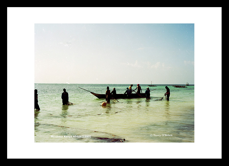 Mombasa Beach >>> Fishermen out fishing >>> Indian Ocean >>>Kenya >>>Africa >>1999