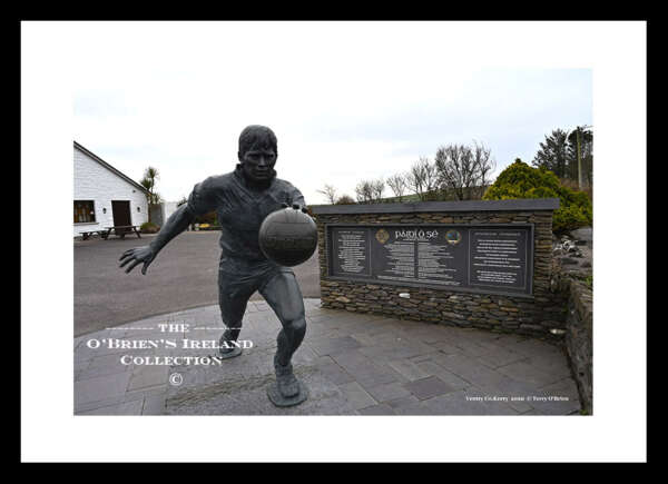 Ventry   ~    Páidí Ó Sé  ( 1955 - 2012) Statue   was an Irish Gaelic football manager and player  ~  Co.Kerry.....9366